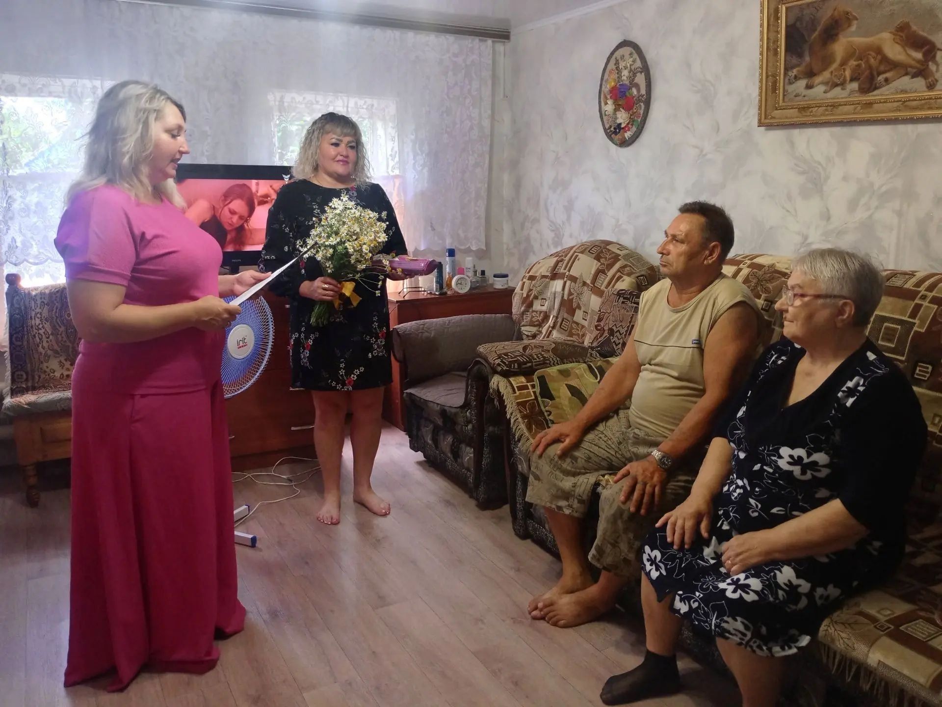 Работники Петропавловского СДК поздравили семьи участников СВО с праздником