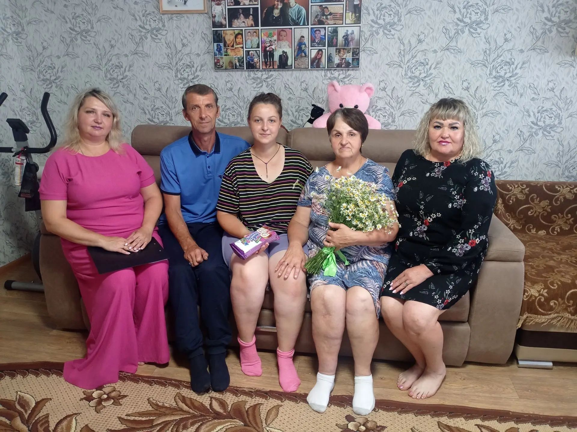Работники Петропавловского СДК поздравили семьи участников СВО с праздником