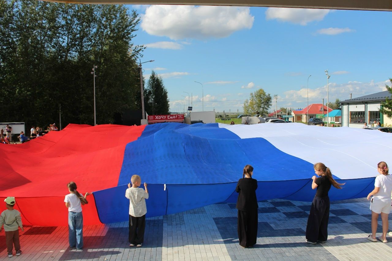 Движение Первых развернуло 30-метровый флаг России в Новошешминске