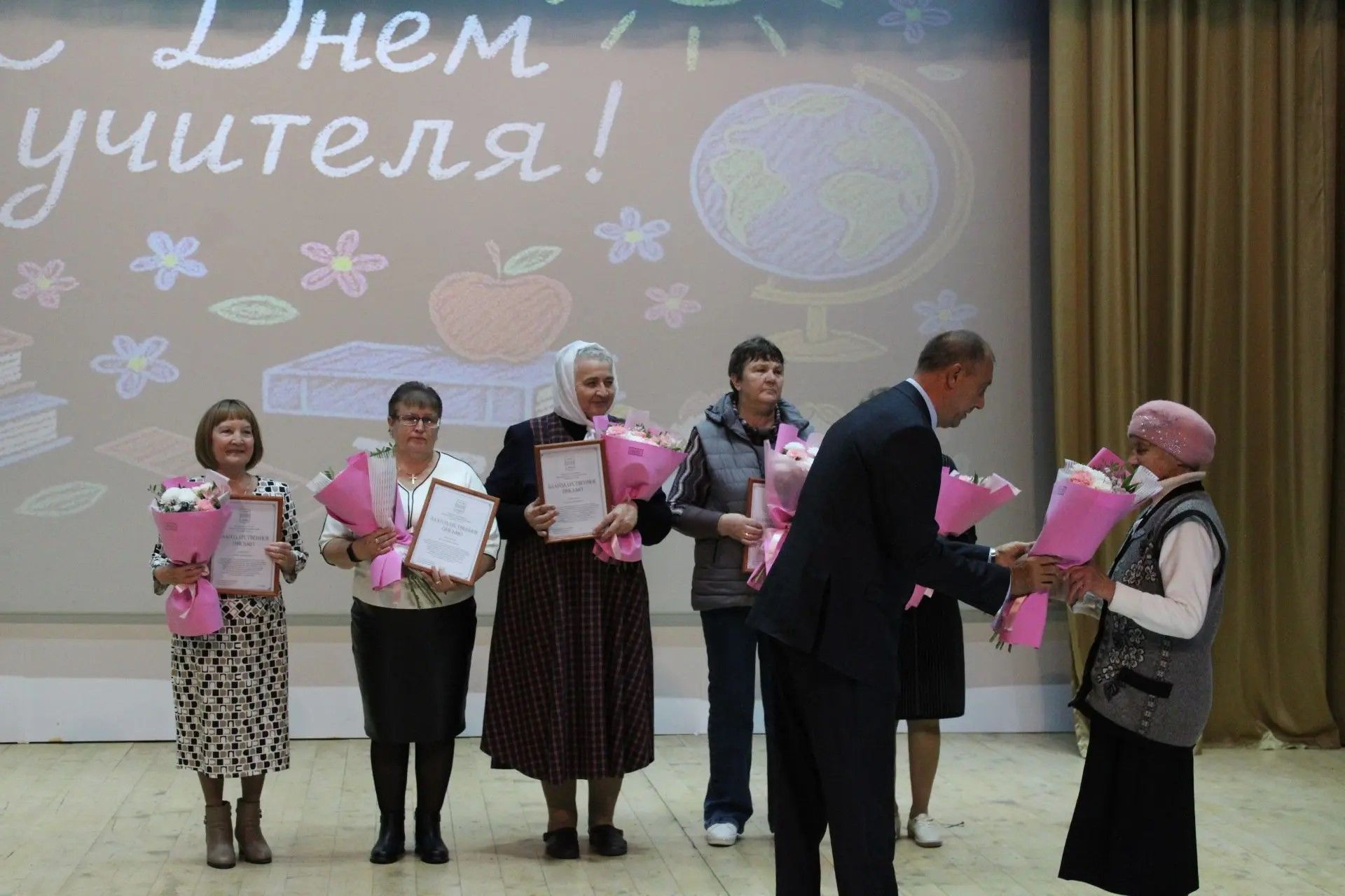 В преддверии Дня учителя в РДК чествовали педагогов района (фоторепортаж)