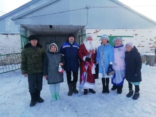 Работники культуры поздравляют с Новым годом животноводов на фермах района
