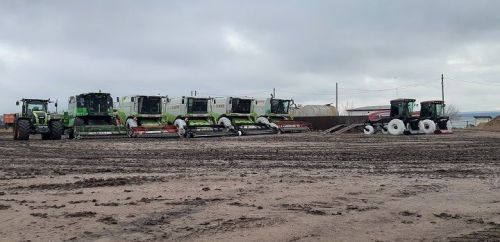 Продолжается постановка сельскохозяйственной техники на зимнее хранение
