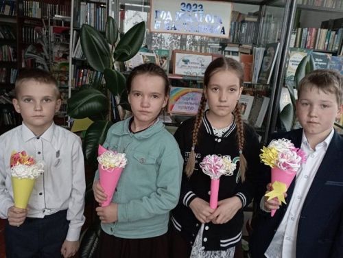 Подарки для мам готовят в творческом  кружке “Мизгел”