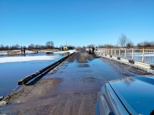 В Слободе Архангельской сняли перилы с низководного моста