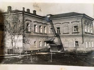 Директор, именем твоим горда родная школа!