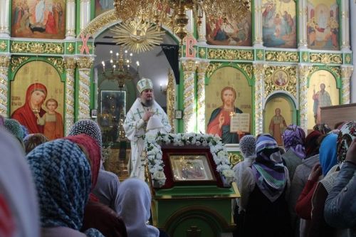 «Вербное воскресенье» көнендә Яңа Чишмәгә Чистай һәм Түбән Кама епискобы Пахомий килгән