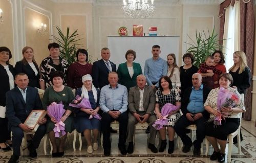 В канун Дня местного самоуправления в Новошешминском отделе ЗАГС прошло чествование семейных пар