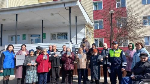 Пожилым жителям ДИПИ напомнили о правилах дорожного движения