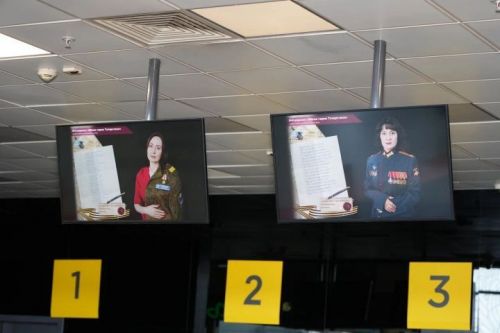 В Казанском аэропорту запустили трансляцию фотопроекта «Жены Героев»