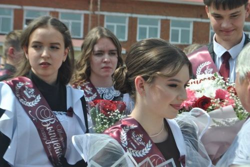 Последний школьный звонок прозвенел для 70 гимназистов выпускных классов