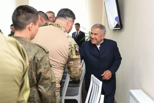 Минниханов встретился с участниками спецоперации, находящимися в отпуске