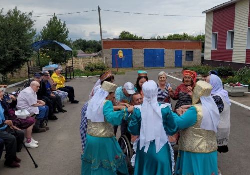 «Талир тәңкә» коллективы Яңа Чишмә Интернат-йортында Сабантуй үткәргән