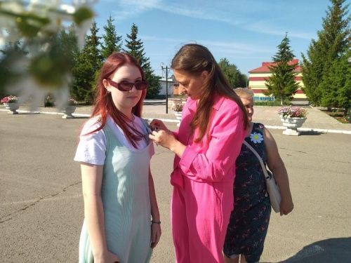 В преддверии Дня семьи, любви и верности сотрудники Центральной библиотеки провели акцию «Подари ромашку»