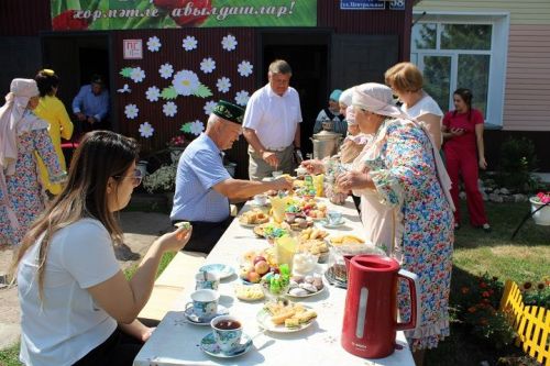 В Простых Челнах прошел праздник Дня семьи, любви и верности (фоторепортаж)