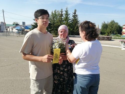 В преддверии Дня семьи, любви и верности сотрудники Центральной библиотеки провели акцию «Подари ромашку»