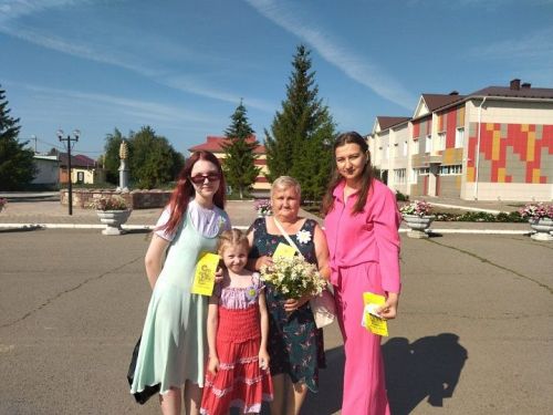 В преддверии Дня семьи, любви и верности сотрудники Центральной библиотеки провели акцию «Подари ромашку»