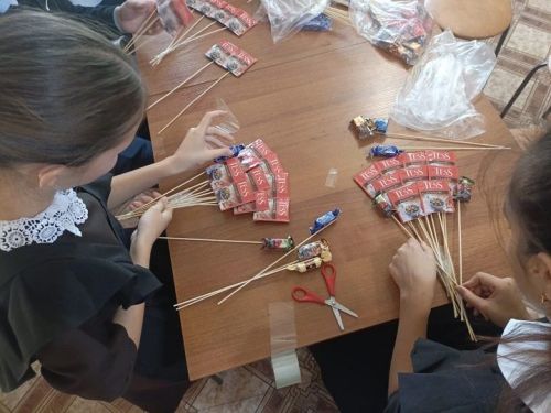 Подарок для любимых: в Шахмайкинском музее  прошел мастер-класс «Букет из чая и конфет»