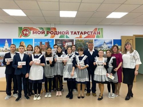 Мәктәп укучылары һәм район башлыгы арасында коррупциягә каршы көрәш турында диалог