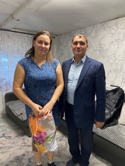 Поздравления и поддержка: Ильдар Файзуллин и Альмира Назмутдинова посетили семьи участников СВО