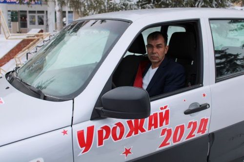 Яңа Чишмә районының иң яхшы комбайнчысына автомобиль тапшырылды