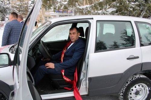 Яңа Чишмә районының иң яхшы комбайнчысына автомобиль тапшырылды