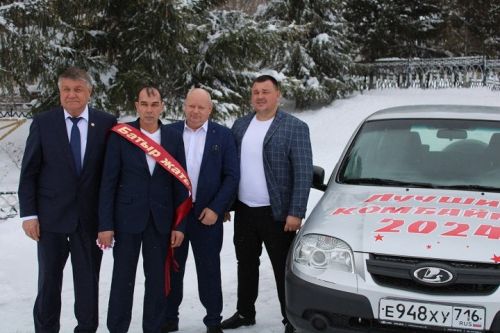 Яңа Чишмә районының иң яхшы комбайнчысына автомобиль тапшырылды