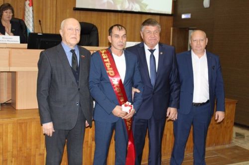Яңа Чишмә районының иң яхшы комбайнчысына автомобиль тапшырылды