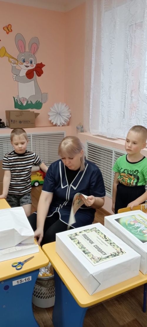 Балалар бакчасында тәрбияләнүчеләр хәрбиләргә Яңа ел бүләкләре әзерлиләр
