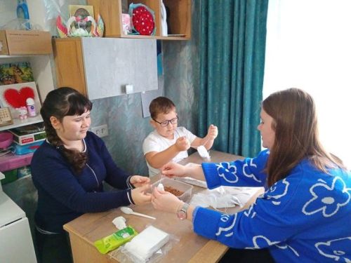 «Аҗаган» клубы хезмәткәрләре мөмкинлекләре чикләнгән балаларны котлаганнар