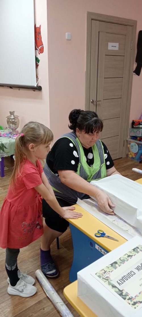 Балалар бакчасында тәрбияләнүчеләр хәрбиләргә Яңа ел бүләкләре әзерлиләр