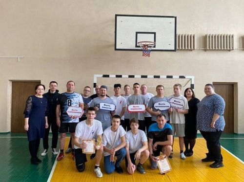 В Новошешминской средней школе по инициативе Первых прошло соревнование по волейболу между командами: «Отцы» и «Сыновья»