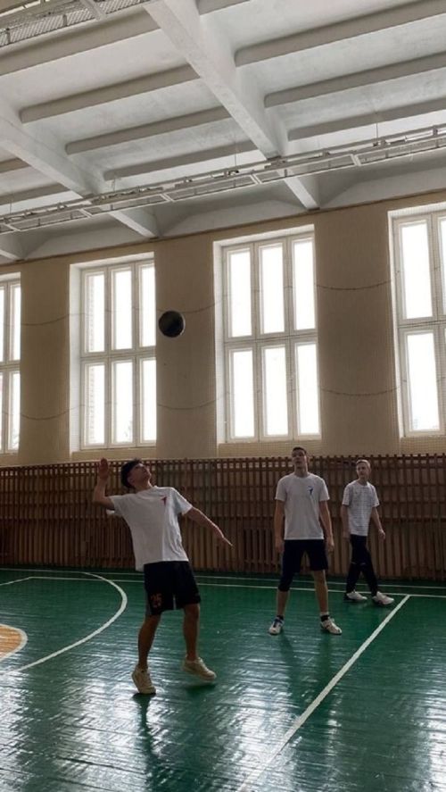 В Новошешминской средней школе по инициативе Первых прошло соревнование по волейболу между командами: «Отцы» и «Сыновья»