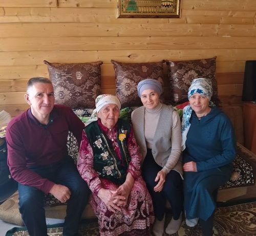 Зиреклинцы поздравляют односельчанку с юбилеем