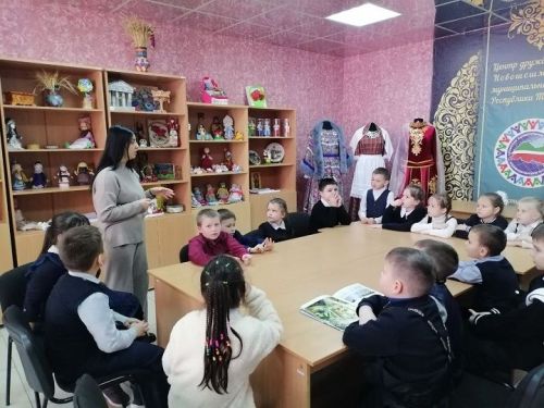 Первоклассники узнали много нового, побывав в Доме Дружбы народов