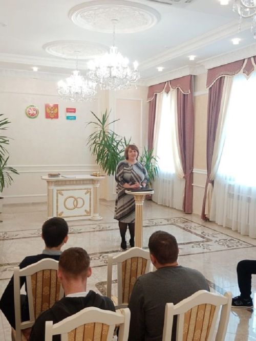 Урок «Семьеведение» прошел в Новошешминском ЗАГСе