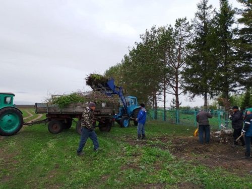 В Акбуре провели субботник по очистке кладбища