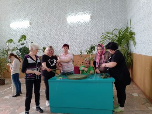Плетём маскировочные сети для участников СВО