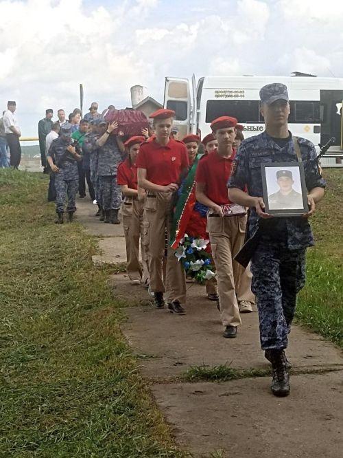 В селе Ленино простились с добровольцем Альбертом Асадуллиным