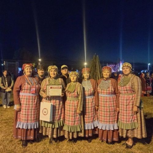 Коллектив «Сурэкэ на празднике Питрау