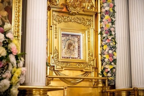 Епископ Пахомий православие динен тотучы Яңа Чишмә халкын Казан Изге Ана иконасы көне белән котлый