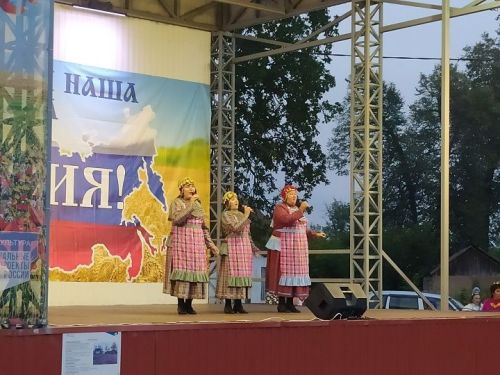 Яңа Чишмә районының иҗат коллективлары «Җәйге моңнар» дип исемләнгән халык мәдәнияте һәм иҗаты фестивалендә катнашканнар