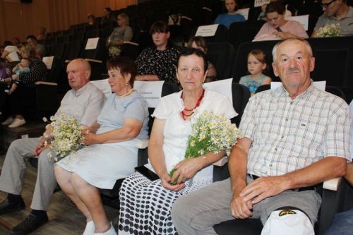 8 июля в районном Доме культуры прошел праздник в честь Дня семьи, любви и верности (фоторепортаж)