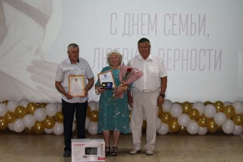 8 июля в районном Доме культуры прошел праздник в честь Дня семьи, любви и верности (фоторепортаж)