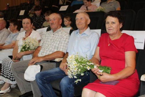 8 июля в районном Доме культуры прошел праздник в честь Дня семьи, любви и верности (фоторепортаж)