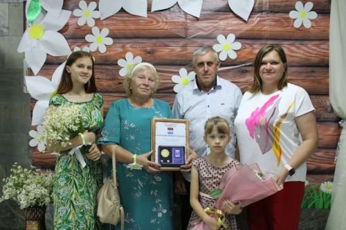 8 июля в районном Доме культуры прошел праздник в честь Дня семьи, любви и верности (фоторепортаж)
