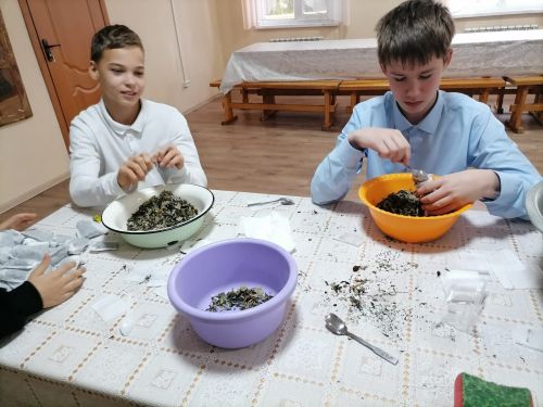 Духовная помощь и детская благодарность: воспитанники воскресной школы отправили посылки солдатам на СВО