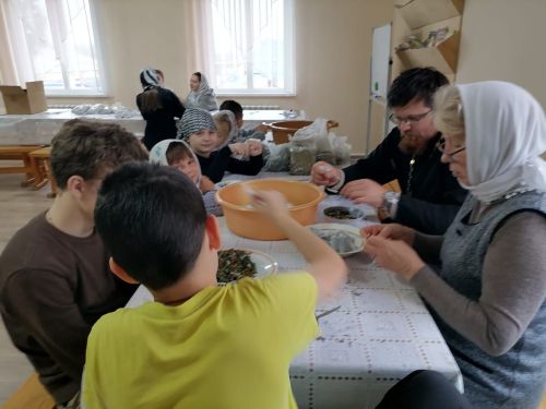 Духовная помощь и детская благодарность: воспитанники воскресной школы отправили посылки солдатам на СВО