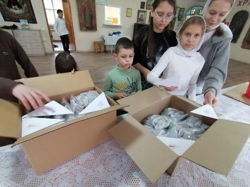 Духовная помощь и детская благодарность: воспитанники воскресной школы отправили посылки солдатам на СВО