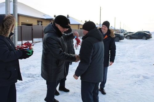 Новоселье в преддверии праздника: десять семей работников «Шешмаойл» получили ключи от новых домов