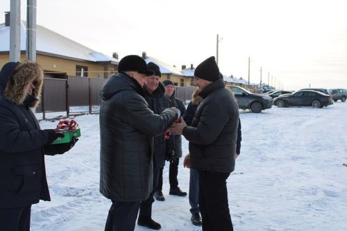 Новоселье в преддверии праздника: десять семей работников «Шешмаойл» получили ключи от новых домов